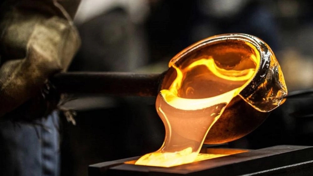 The art of glass making without molds and creativity in making sculptures